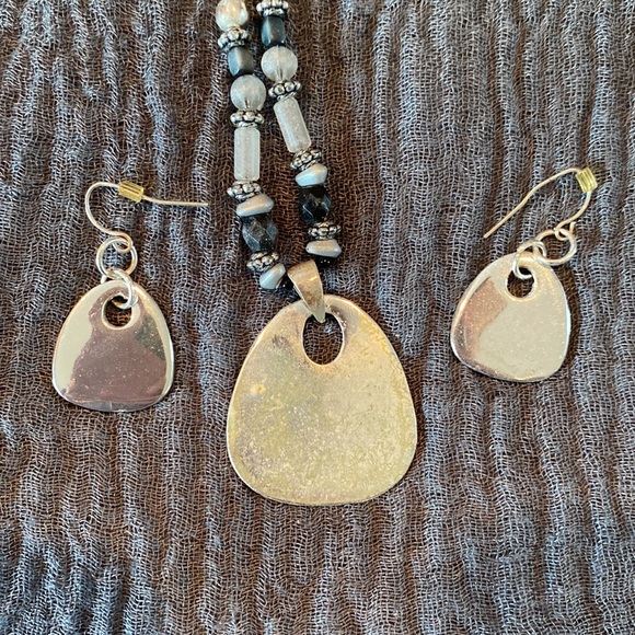 ✨ Black and silver stone statement necklace and earrings set ✨ - Picture 4 of 4